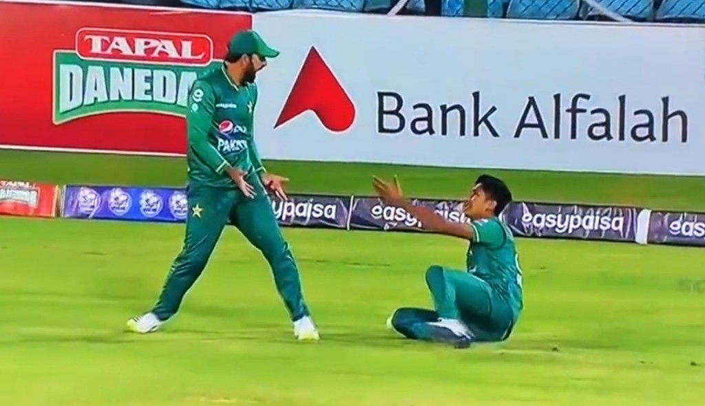 Watch: Comical scenes as two Pakistan fielders try to take catch, no one  gets a hand under the ball