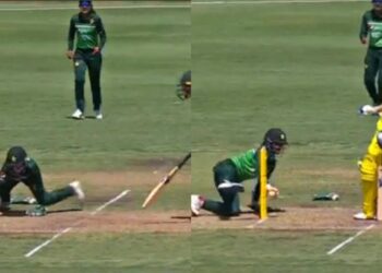 Pakistan women keeper Muneeba Ali fumbles an easy run-out.