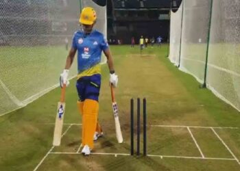 MS Dhoni practices ‘No-look Six’ during CSK practice session