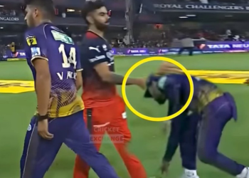 Rinku Singh spotted touching Virat Kohli's feet